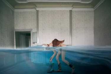 Surrealistická žena v zatopené místnosti