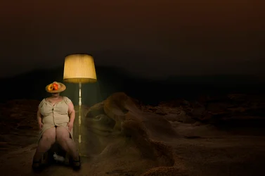 Surrealistická žena s králíkem