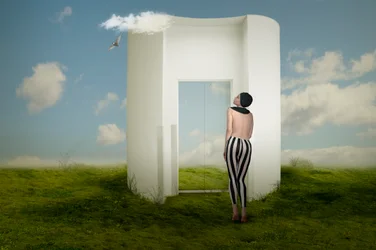 Žena u surrealistického portálu