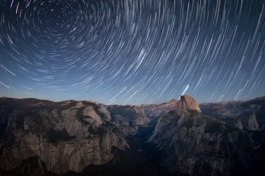 Stopy hvězd nad Half Dome