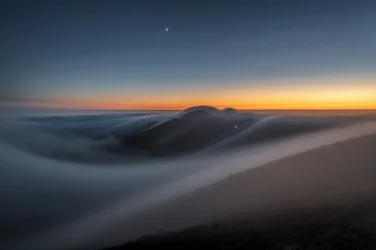 Soumrakové hory nad mraky