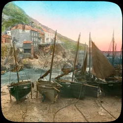 Rybářská flotila při odlivu, Polperro, Cornwall, konec 19. nebo začátek 20. století
