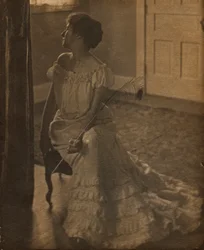Paví péro, kolem roku 1902.