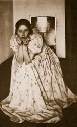 Dívka v květovaných šatech, cca 1910 (hlubotisk)