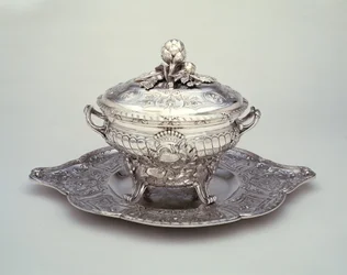 Tureen na stojanu