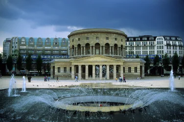 Architektura: Pohled na Rotondu de la Villette (Ledouxovu rotundu) (1784-1789), postavenou architektem Claudem Nicolasem Ledouxem (1736-1806). Paříž, Place de Stalingrad.