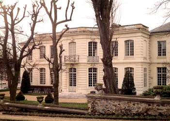 Pohled na palác hraběnky Jeanne Becu, hraběnky (nebo paní) du Barry, milenky Ludvíka XV., realizovaný architektem Claudem Nicolasem Ledouxem (1736-1806) ve Versailles