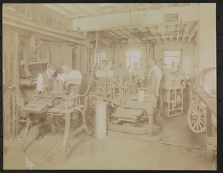 Filmová laboratoř Dressler & Co. s pracujícími muži, New York