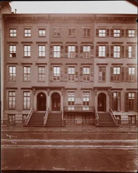 Průčelí Národní hudební konzervatoře Ameriky (Thurberovy) na adrese East 17th Street 128; jsou viditelné sousední budovy, New York