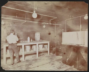 Filmové laboratoře v Carlton Motion Picture Co. s pěti muži a jednou ženou pracující s filmem, spojováním atd., New York