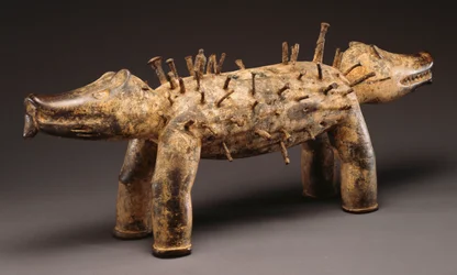 Figurka silného psa Kongo (dřevo, hřebíky)