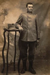 Album „Královská armáda (první světová válka)“: voják 34. pěšího pluku v polní uniformě