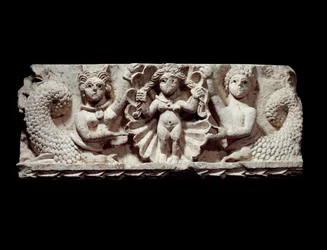 Koptské umění: Zrození Venuše (Afrodíté). Vápencový reliéf z Egypta. 5. století n. l. V. 0,71 x 0,29 m. Paříž, muzeum Louvre