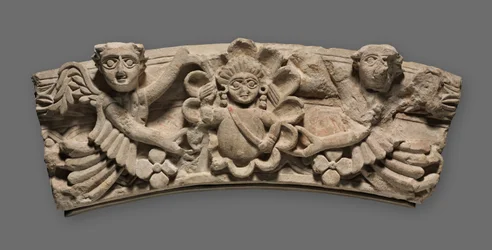 Keystone of an Arch: Ženská busta v medailonu podporovaná anděly, 400. léta