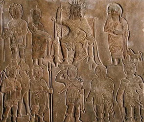 Reliéf zobrazující zbožštěného římského císaře přijímajícího poctu od egyptských nomádů
