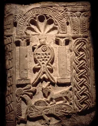 Koptská civilizace: nástěnný fragment s vysokými reliéfy ryb (křesťanský symbol). 6. nebo 7. století n. l. Luxor, Muzeum egyptského umění