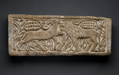 Lev útočící na antilopu, z Egypta (vápenec)