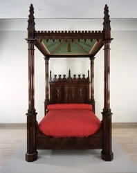 Postel, cca 1844 (brazilské růžové dřevo, tulipán topol a žlutá borovice)