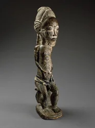 Nature Spirit (asie usu), Pobřeží slonoviny, konec 19. století (dřevo, obětní látky, bavlněné látky a korálky)