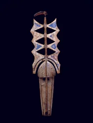 Maska Nwenka, 20. století (dřevo, pigment a kov)