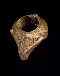 Svatební náramek (gelang gadang podang), konec 19.-začátek 20. století (tepané zlato s filigránem a granulací)