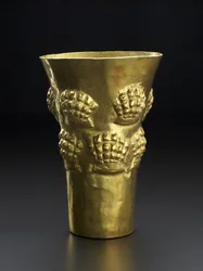 Kádinka znázorňující spondyl, jasně červenou skořápku měkkýše, 800–1350 n. l. (zlato tepané)