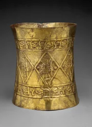 Koruna zobrazující pravítka nebo bohy držící ceremoniální hole, 800–1350 n. l. (tlučené a pronásledované zlato)