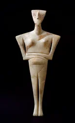 Umění Kyklad: „Ženská figurka“, mramorový idol ze Syru. 3000 př. n. l. Kykladská civilizace (-3200 až -2000). Rozměry: 46 cm. Athény, Národní archeologické muzeum