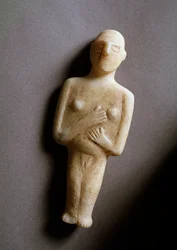 Ženský idol, schematická figurka, bílý mramor, 3200-2000 př. Kr