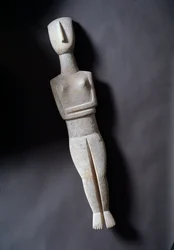 Ženský idol, schematická figurka, bílý mramor s okrovými intarziemi, 3200-2000 př.n.l.