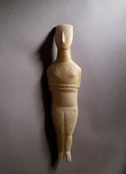 Schematická ženská figurka, bílý mramor s okrovými inkrustacemi, 3200-2000 př.n.l.
