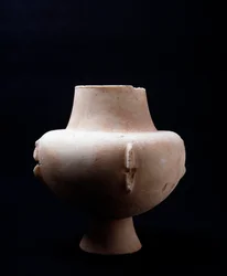 Bílá mramorová váza s okrovými inkrustacemi. Kykladská civilizace, 3200 př. n. l. až 2000 př. n. l
