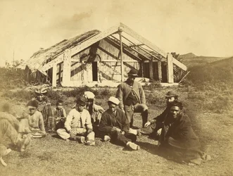 Kuwaitis Runanga House, Waiona, Bay of Islands, kolem roku 1870 (tisk alba)