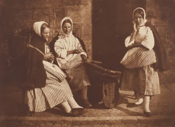 Paní Loganová a dvě neznámé ženy, Newhaven, 184347, tištěné kolem 1916. Tvůrci: David Octavius Hill, Robert Adamson, Hill & Adamson.