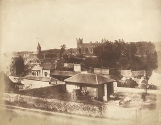 Linlithgow, od vlakového nádraží, s radnicí, kostelem sv. Michala a palácem