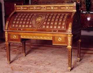 Nábytek Ludvíka XVI.: válcový psací stůl z nábytku Kateřiny II. Ruské (1729-1796), zhotovený Davidem Roentgenem (1743-1807) kolem roku 1780. Rozměry 1,28 x 1,45 x 0,75 m. Paříž, muzeum Louvre
