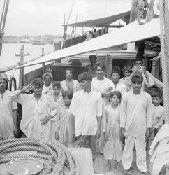 Kapitán a posádka na palubě indické lodi typu kotia Karimi (fl.1938) kotvící v Kolombu na Cejlonu.