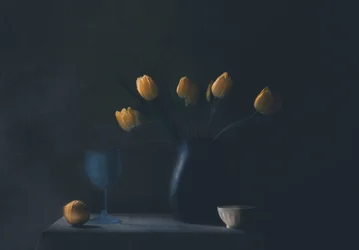 Zátiší s tulipány v náladové žluté barvě
