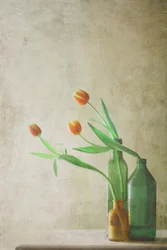Oranžové tulipány v lahvích