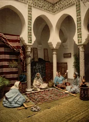 Maureské ženy vyrábějící arabské koberce, Alžír, Alžírsko, asi 1899