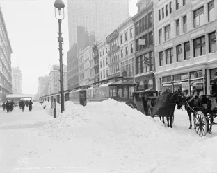 Zablokovaná doprava na 23. ulici po sněhové bouři, New York, kolem roku 1905