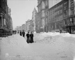 Pátá avenue po sněhové bouři, New York, kolem roku 1905