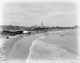 Narragansett Beach and Pier, Rhode Island, kolem roku 1899 (černobílá fotografie)