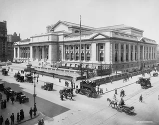 Budova veřejné knihovny v New Yorku, cca 1911-20 (černobílá fotografie)
