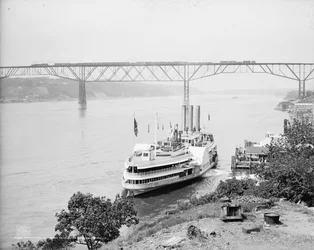 Průjezd přes a pod mostem Poughkeepsie, Poughkeepsie, N.Y., kolem roku 1906