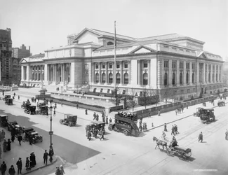 Budova veřejné knihovny, New York City, USA, kolem roku 1915