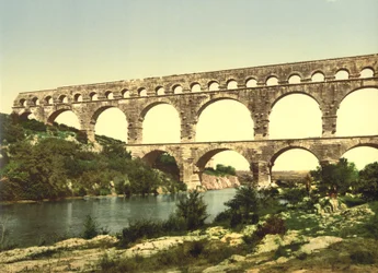 Římský most přes Gard, postavený Agrippou, Nîmes, Francie, kolem roku 1900