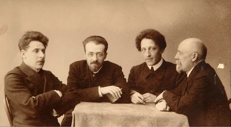 Skupinový portrét básníků Alexandr (Alexandre) Alexandrovič Blok (1880-1921), Georgij (George) Chulkov (1879-1939), Konstantin Aleksandrovič Erberg (Siunnerberg, Syunnerberg, Sunnenberg) (1871-1942) a Fjodor Sologub Fjodor Kuzmit