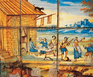 Detail majolikové výzdoby kláštera klarisek