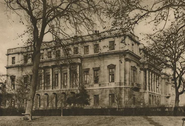 Pohled na londýnské muzeum v Lancaster House přes zábradlí Green Park, c1935.